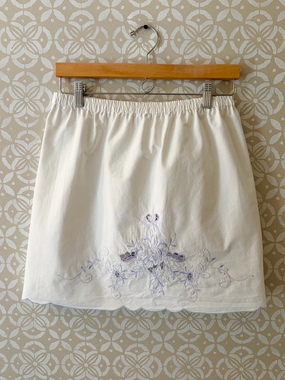 White Embroidered Women’s Skirt - Elegant Floral Detail